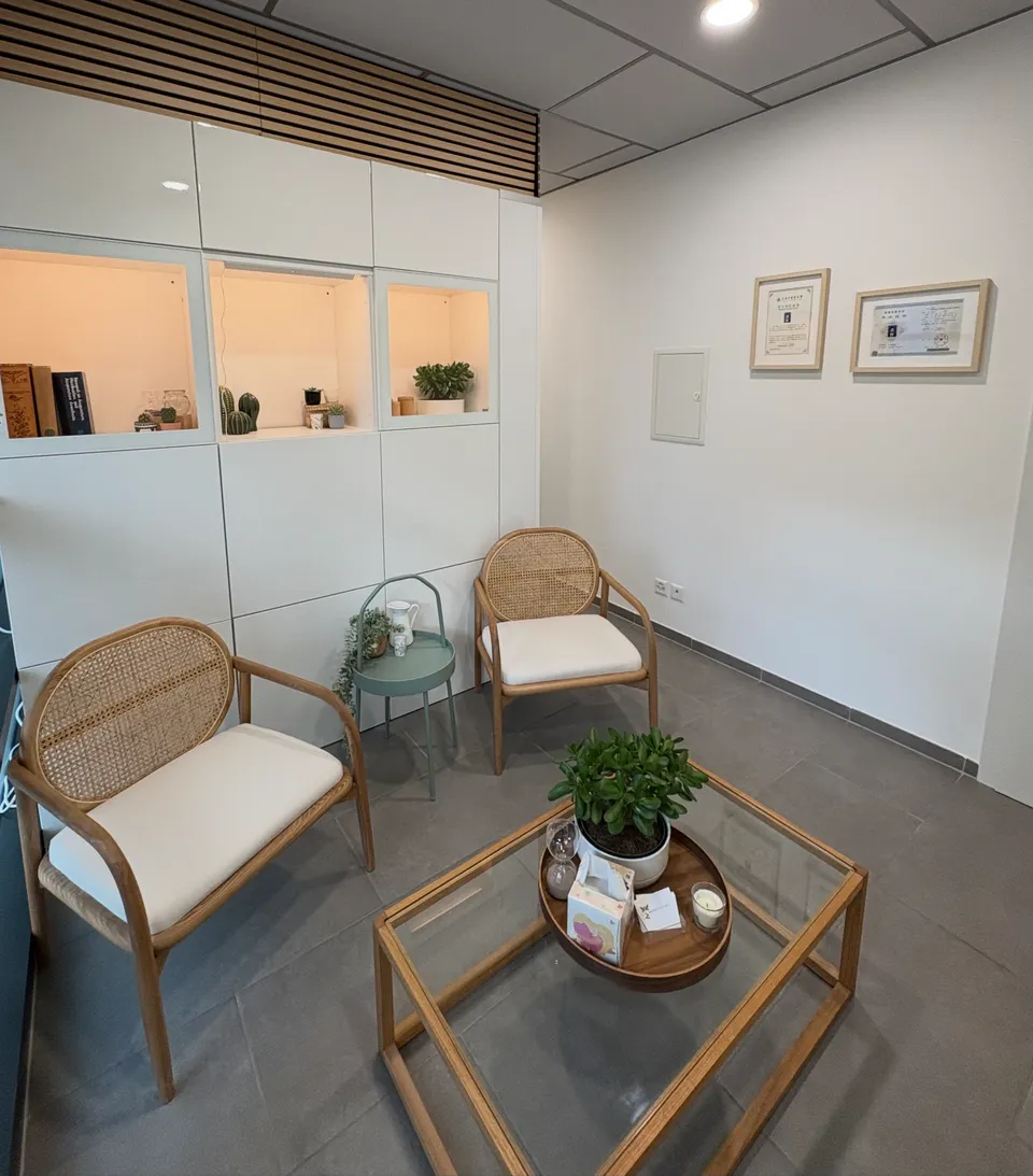 Espace d'accueil du cabinet d'acupuncture à Morges, avec les diplômes de Fernand Masquelin